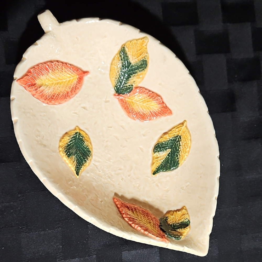 Long Rich, Leaf Pattern Cream Ceramic Dish/Bowl